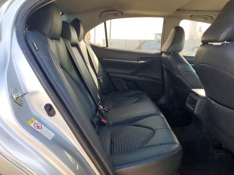 46846026 :رقم المزاد ، 4T1B11HK8JU516033 vin ، 2018 Toyota Camry مزاد بيع