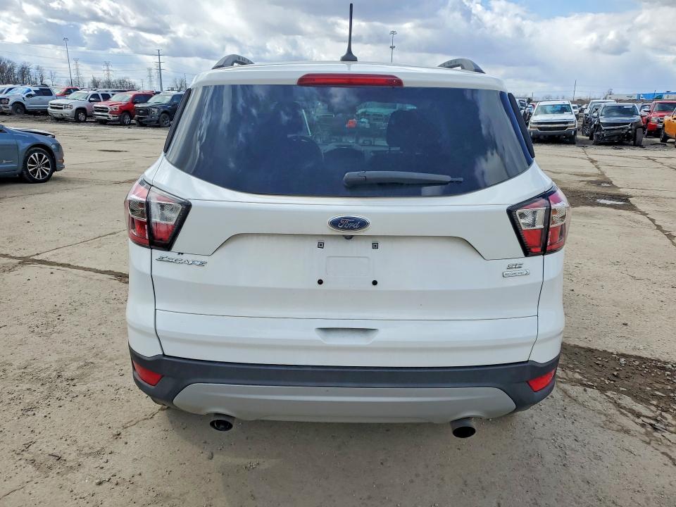 45786726 :رقم المزاد ، 1FMCU0GDXJUA08882 vin ، 2018 Ford Escape مزاد بيع
