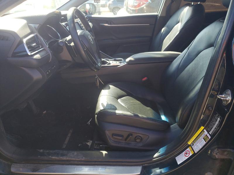 79717375 :رقم المزاد ، 4T1B61HK0JU599085 vin ، 2018 Toyota Camry مزاد بيع