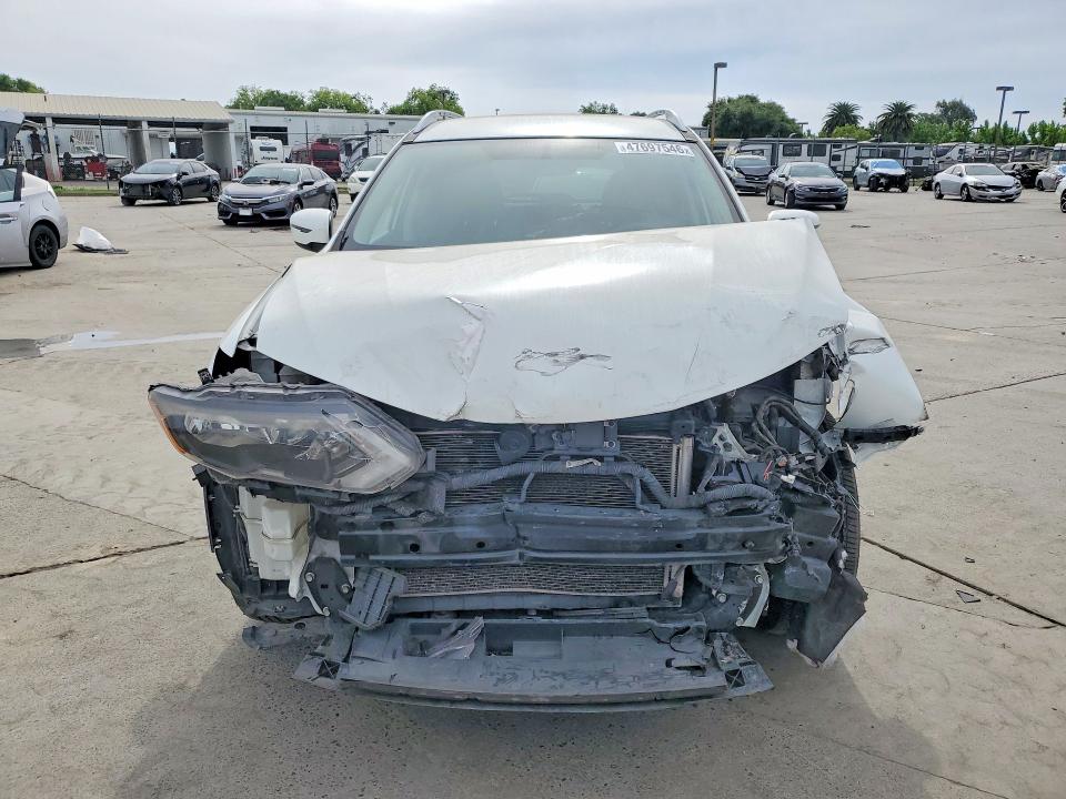 47697546 :رقم المزاد ، KNMAT2MV5HP581379 vin ، 2017 Nissan Rogue مزاد بيع