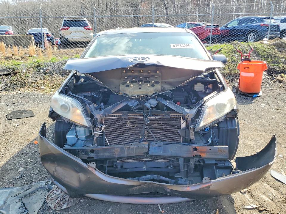 47684206 :رقم المزاد ، 5TDDK3DC3ES080819 vin ، 2014 Toyota Sienna مزاد بيع