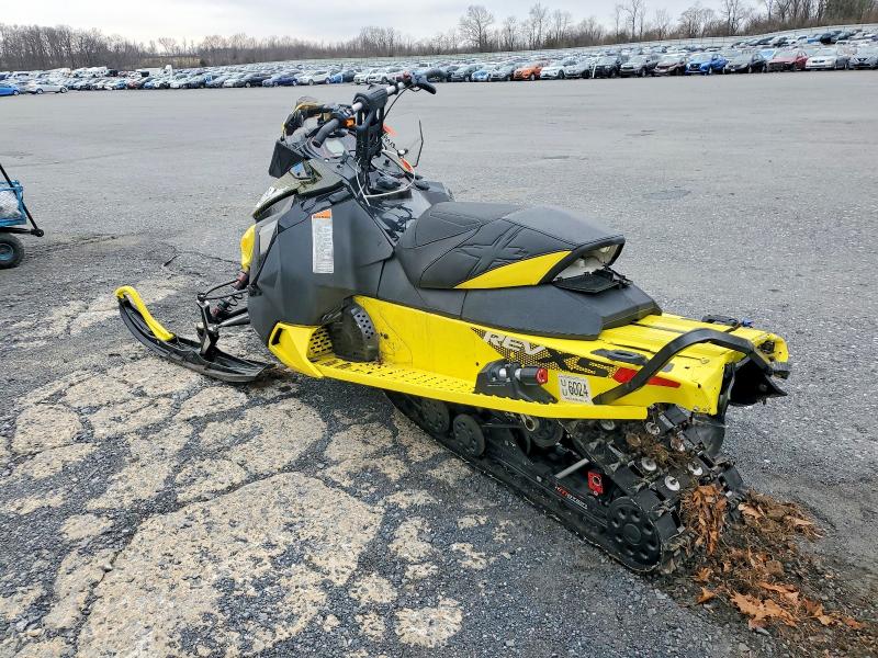 46748136 :رقم المزاد ، 2BPSUTFD4FV000047 vin ، 2015 Ski-doo Snowmobile مزاد بيع