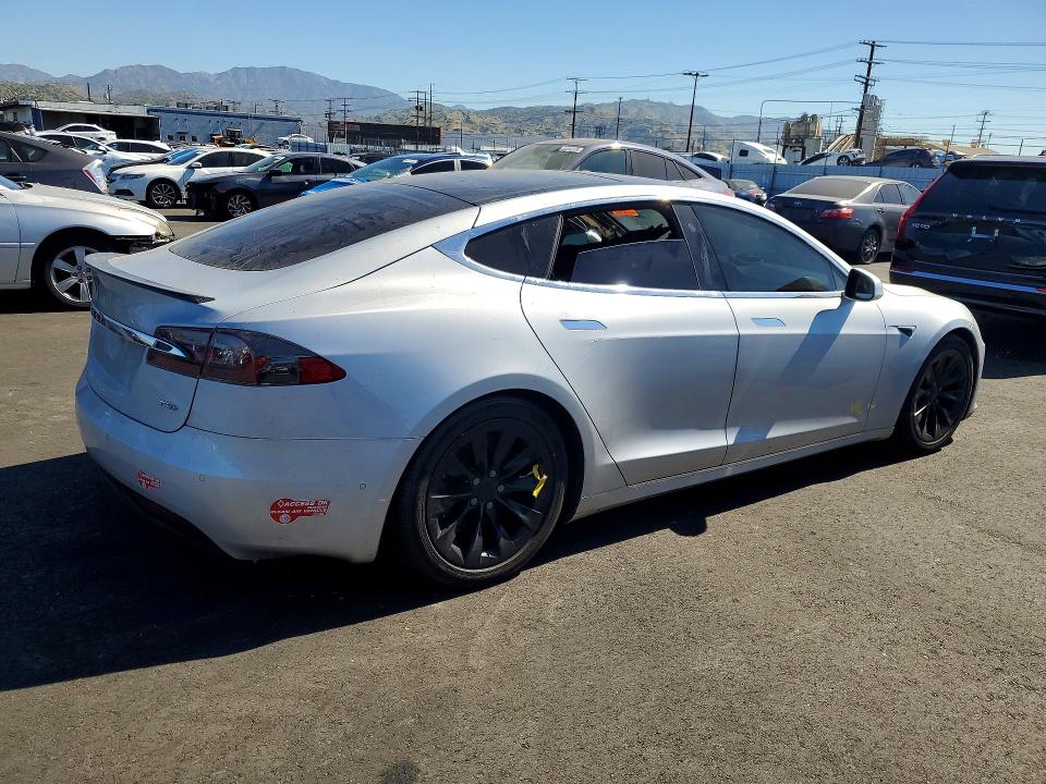 45997856 :رقم المزاد ، 5YJSA1E27JF281335 vin ، 2018 Tesla Model S مزاد بيع