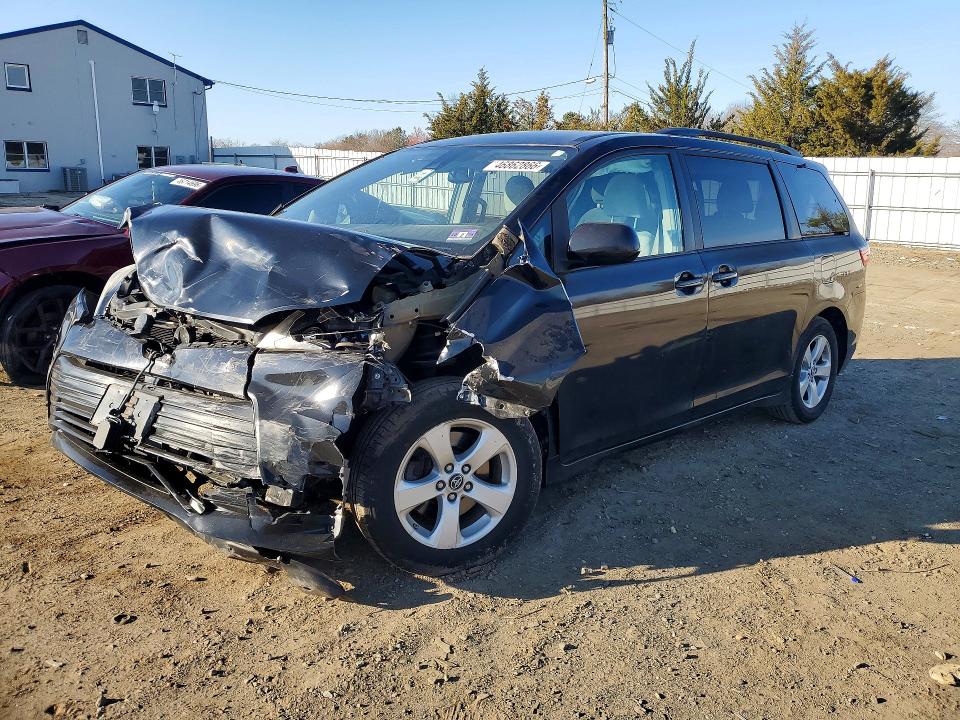 46862866 :رقم المزاد ، 5TDKZ3DC9JS933480 vin ، 2018 Toyota Sienna مزاد بيع