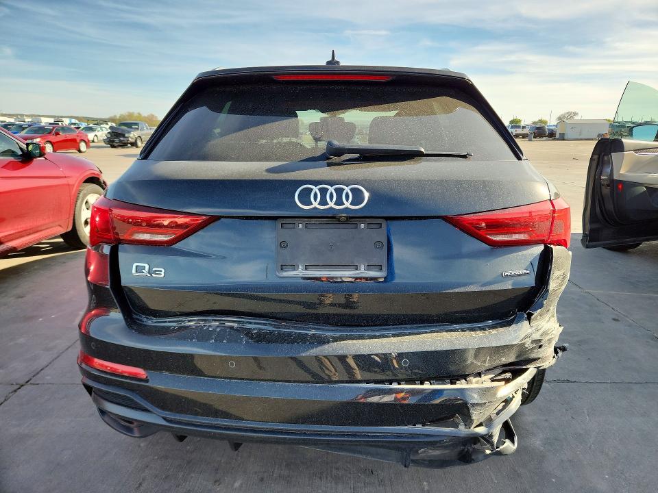 46551126 :رقم المزاد ، WA1EECF32M1050502 vin ، 2021 Audi Q3 مزاد بيع