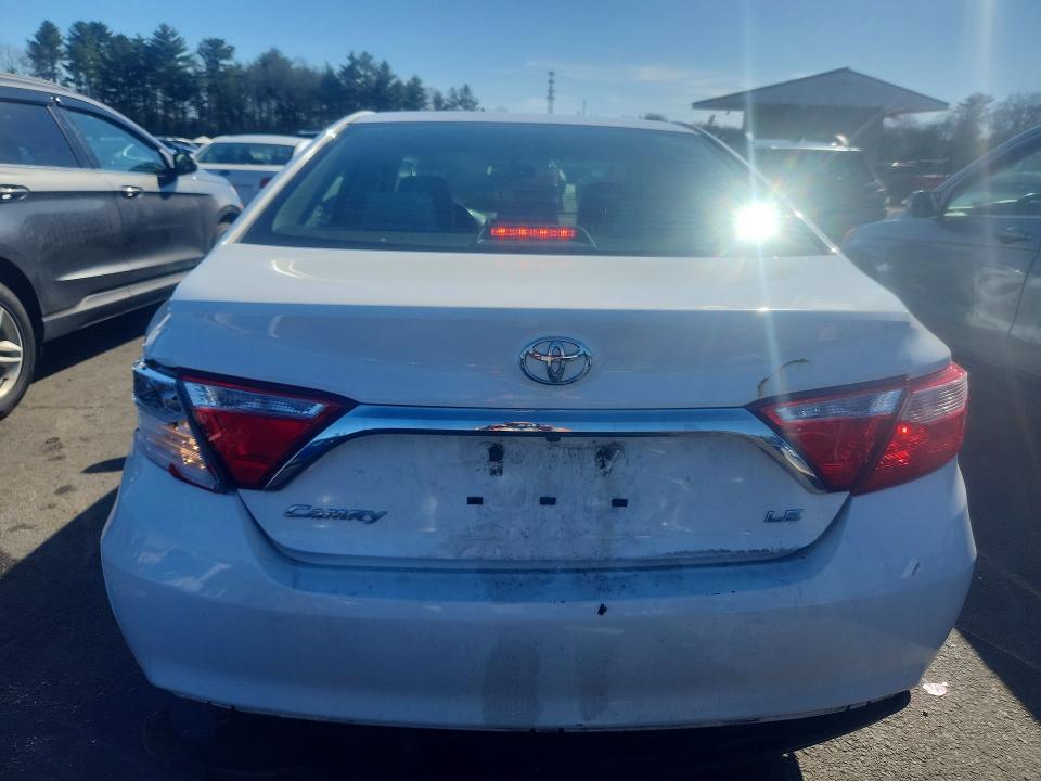 45729536 :رقم المزاد ، 4T1BF1FK4FU926792 vin ، 2015 Toyota Camry مزاد بيع