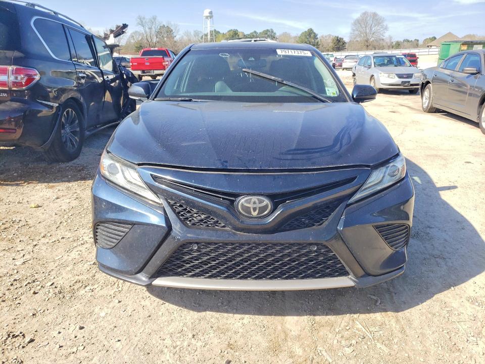 79717375 :رقم المزاد ، 4T1B61HK0JU599085 vin ، 2018 Toyota Camry مزاد بيع