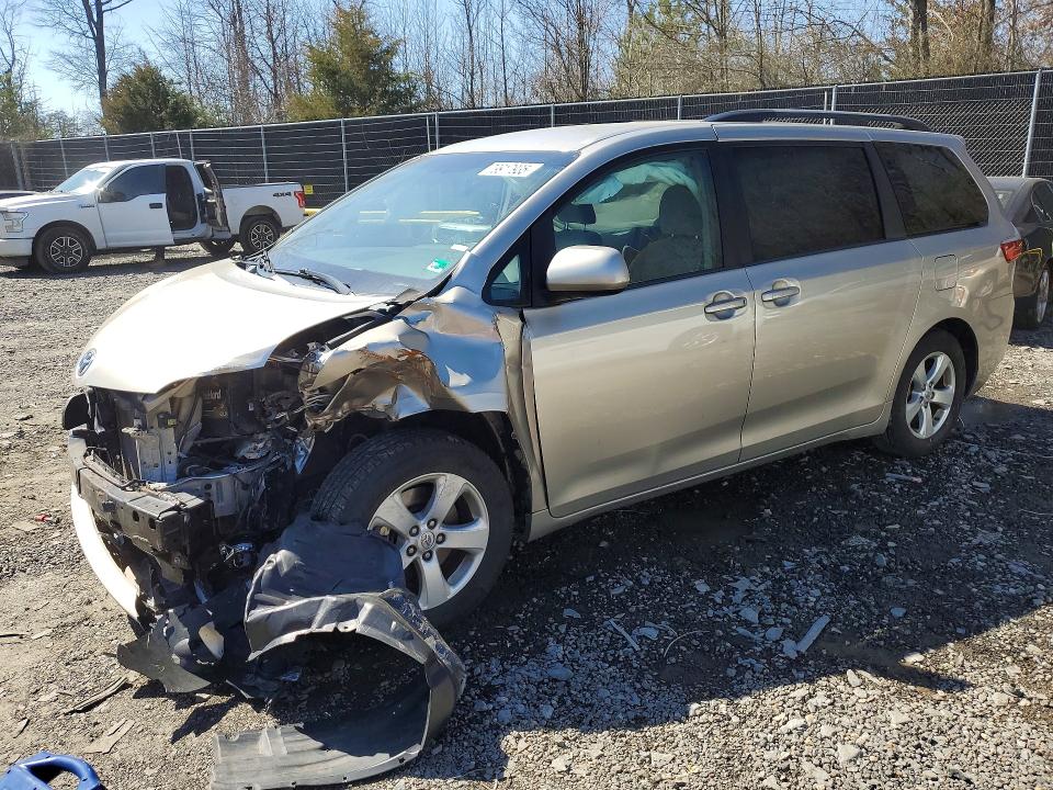 79917935 :رقم المزاد ، 5TDKK3DC8FS677490 vin ، 2015 Toyota Sienna مزاد بيع