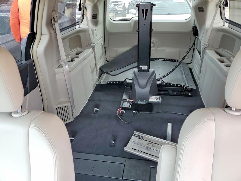 77848955 :رقم المزاد ، 2A4RR8DX5AR448352 vin ، 2010 Chrysler Town & Country مزاد بيع