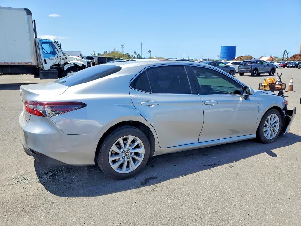 47303916 :رقم المزاد ، 4T1C11AK7NU027725 vin ، 2022 Toyota Camry مزاد بيع
