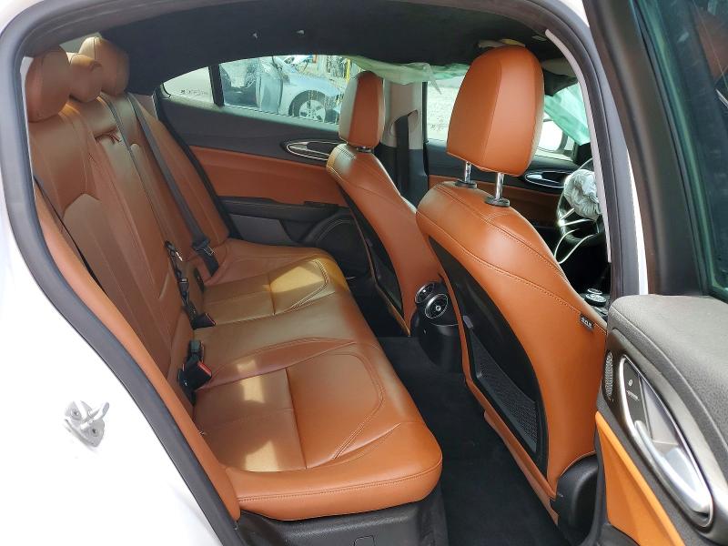 54024976 :رقم المزاد ، ZARFAEBN3H7535619 vin ، 2017 Alfa Romeo Giulia مزاد بيع