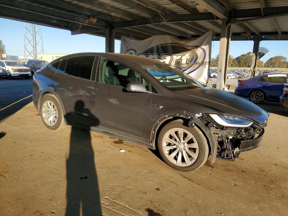 46067306 :رقم المزاد ، 5YJXCAE24JF123616 vin ، 2018 Tesla Model X مزاد بيع