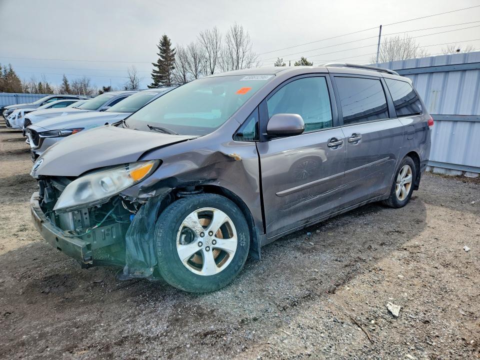 45661296 :رقم المزاد ، 5TDKK3DC6DS283628 vin ، 2013 Toyota Sienna مزاد بيع