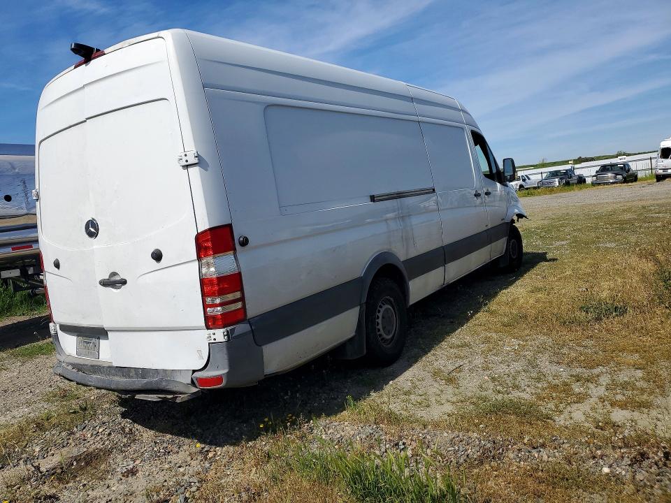 46131956 :رقم المزاد ، WD3PE8DC0F5947354 vin ، 2015 Mercedes Benz Sprinter مزاد بيع