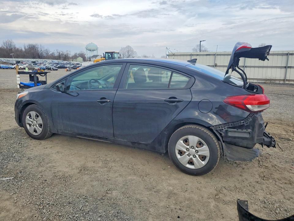 45801776 :رقم المزاد ، 3KPFK4A77JE272786 vin ، 2018 Kia Forte مزاد بيع