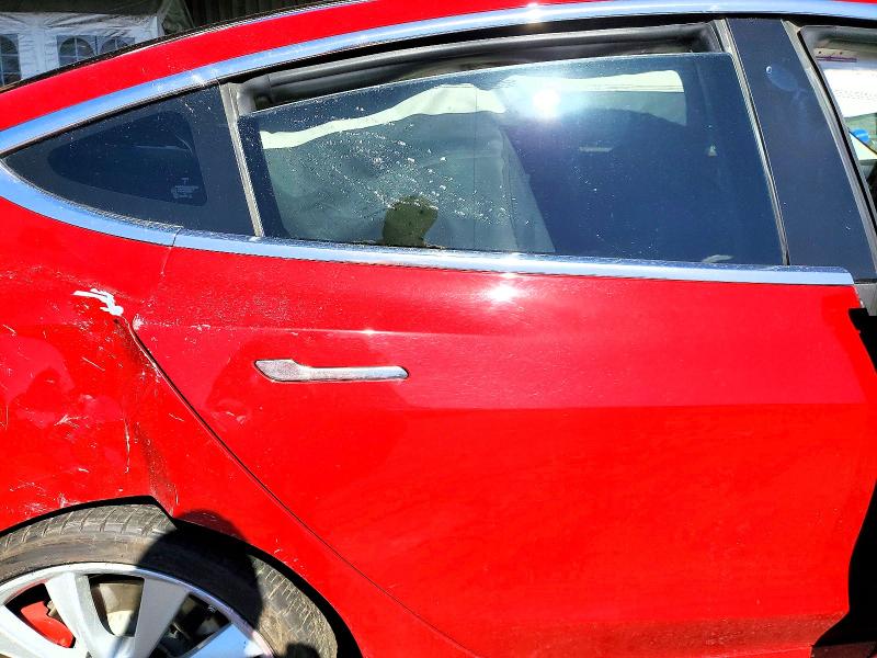 42001756 :رقم المزاد ، 5YJ3E1EB2JF072853 vin ، 2018 Tesla Model 3 مزاد بيع
