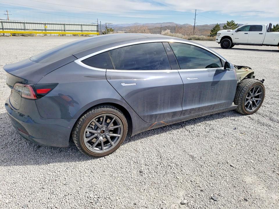 41717966 :رقم المزاد ، 5YJ3E1EB8JF119318 vin ، 2018 Tesla Model 3 مزاد بيع