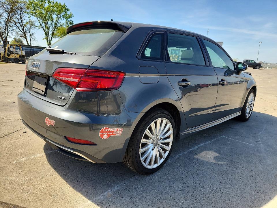 Продаж на аукціоні авто 2018 Audi A3, vin: WAUUPBFF7JA091376, номер лоту: 45595516