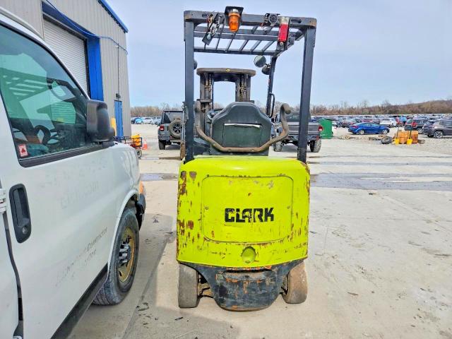 53296636 :رقم المزاد ، ECG35800696843F vin ، 1999 Clark Forklift Forklift مزاد بيع