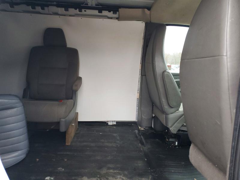 46351626 :رقم المزاد ، 1GCWGGCFXF1234633 vin ، 2015 Chev Express G2500 مزاد بيع
