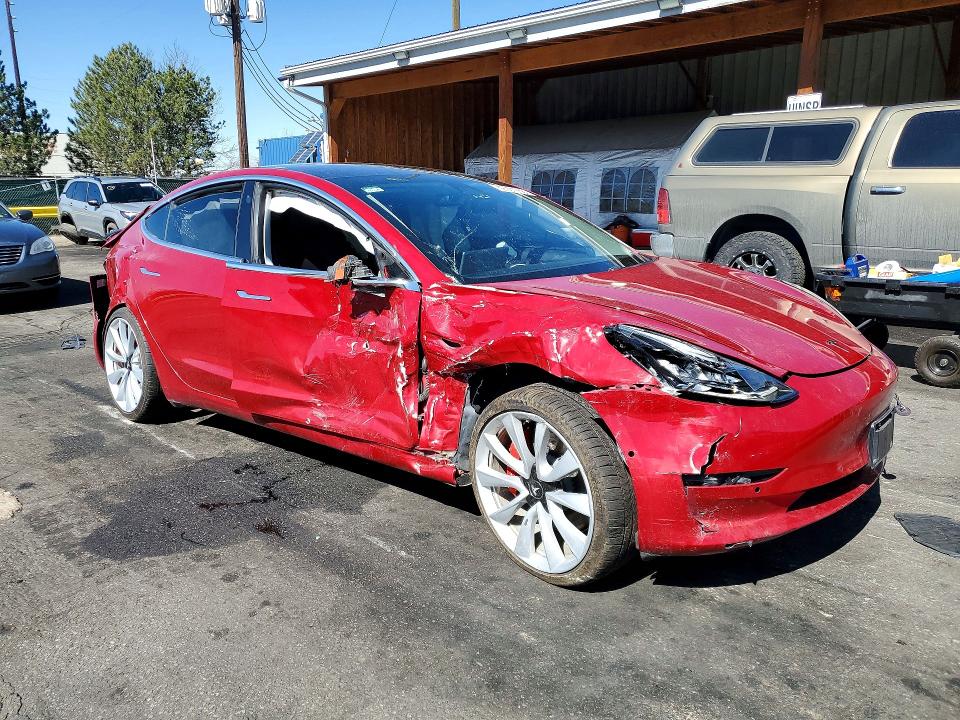 42001756 :رقم المزاد ، 5YJ3E1EB2JF072853 vin ، 2018 Tesla Model 3 مزاد بيع