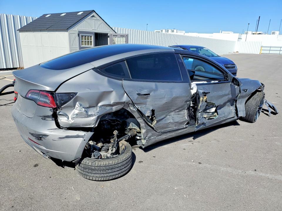 42022736 :رقم المزاد ، 5YJ3E1EB5JF070689 vin ، 2018 Tesla Model 3 مزاد بيع