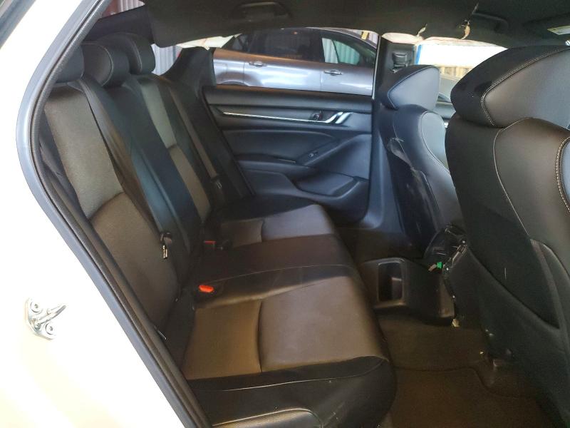47011036 :رقم المزاد ، 1HGCV1F37JA157057 vin ، 2018 Honda Accord مزاد بيع