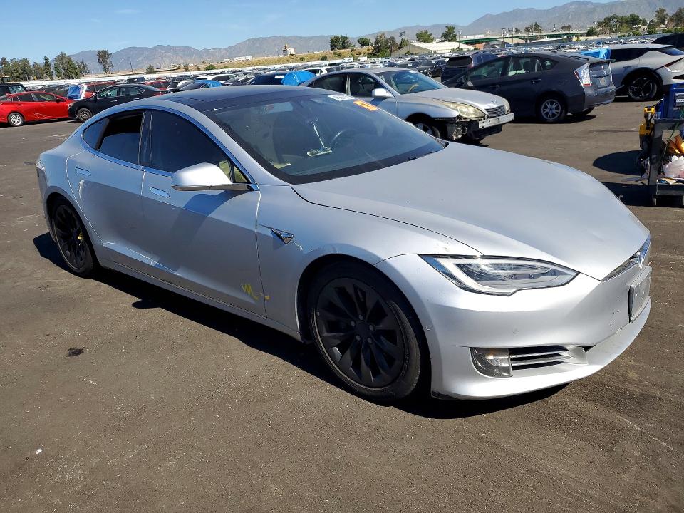 45997856 :رقم المزاد ، 5YJSA1E27JF281335 vin ، 2018 Tesla Model S مزاد بيع