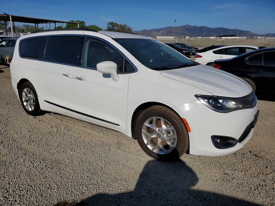 46366256 :رقم المزاد ، 2C4RC1BG8HR795007 vin ، 2017 Chrysler Pacifica مزاد بيع