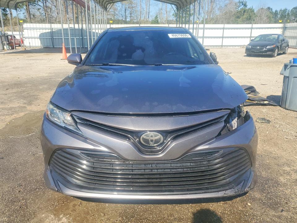 46679606 :رقم المزاد ، 4T1B11HK1JU627409 vin ، 2018 Toyota Camry مزاد بيع