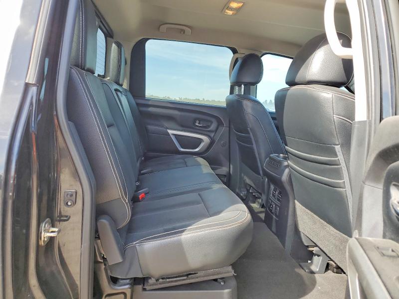 46569426 :رقم المزاد ، 1N6AA1E51JN547579 vin ، 2018 Nissan Titan مزاد بيع