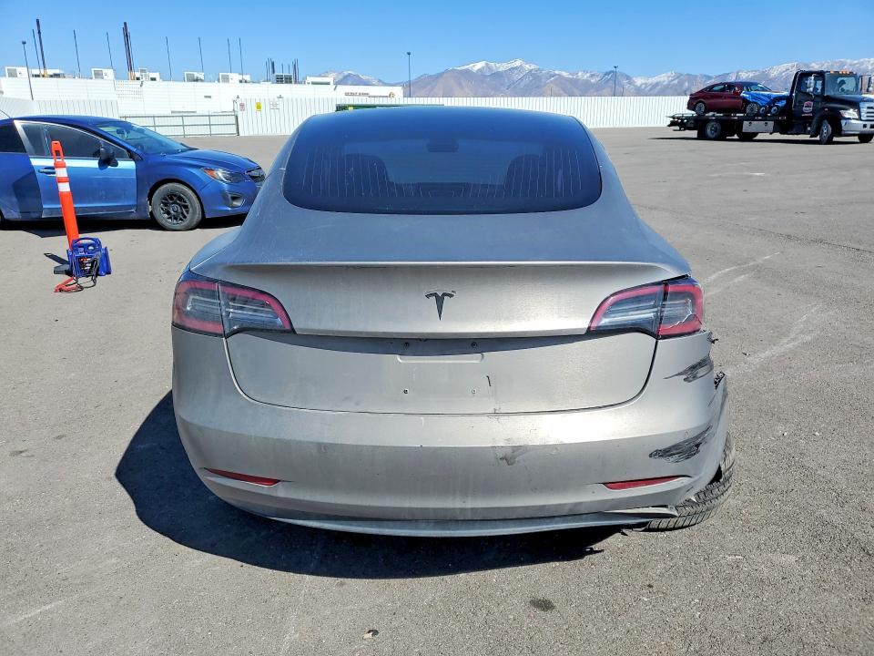 42022736 :رقم المزاد ، 5YJ3E1EB5JF070689 vin ، 2018 Tesla Model 3 مزاد بيع