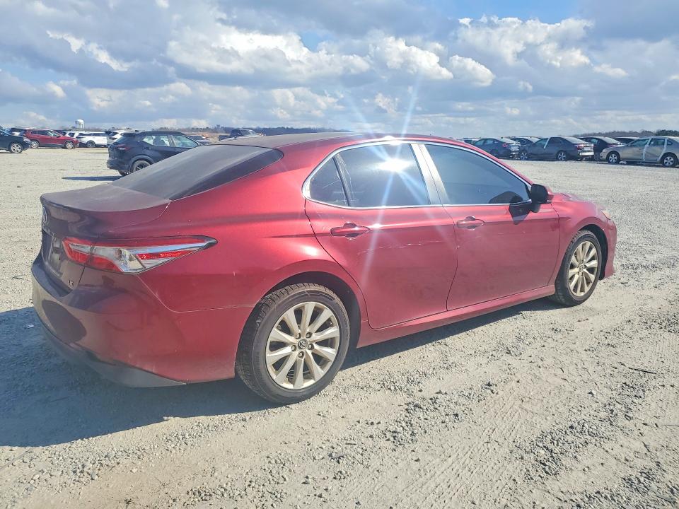41787296 :رقم المزاد ، 4T1B11HK2JU535550 vin ، 2018 Toyota Camry مزاد بيع