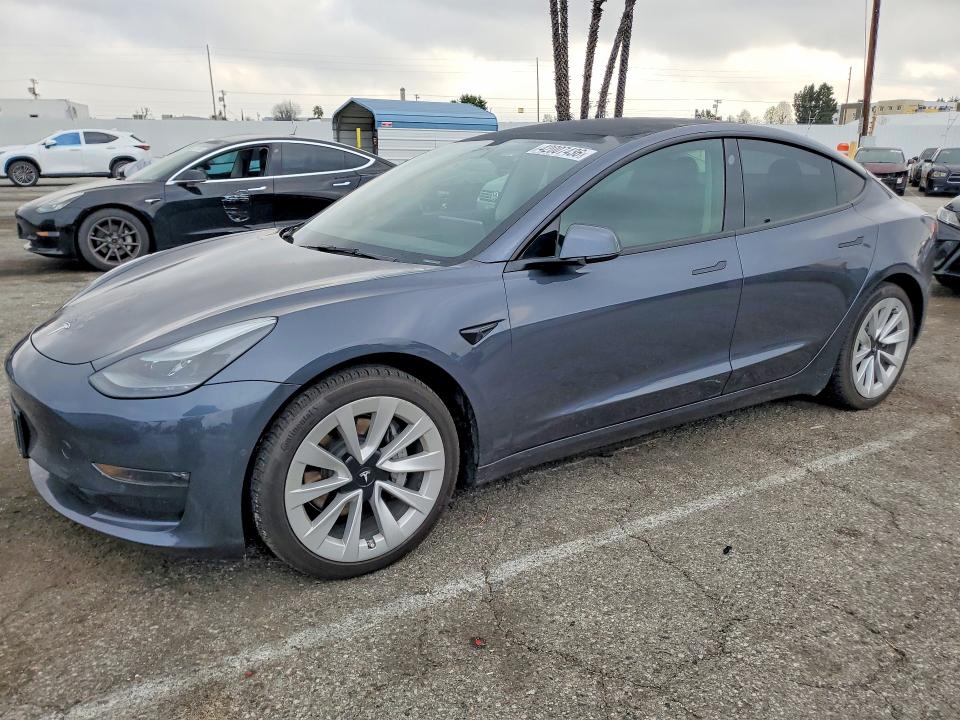 42007436 :رقم المزاد ، 5YJ3E1EB7NF332220 vin ، 2022 Tesla Model 3 مزاد بيع