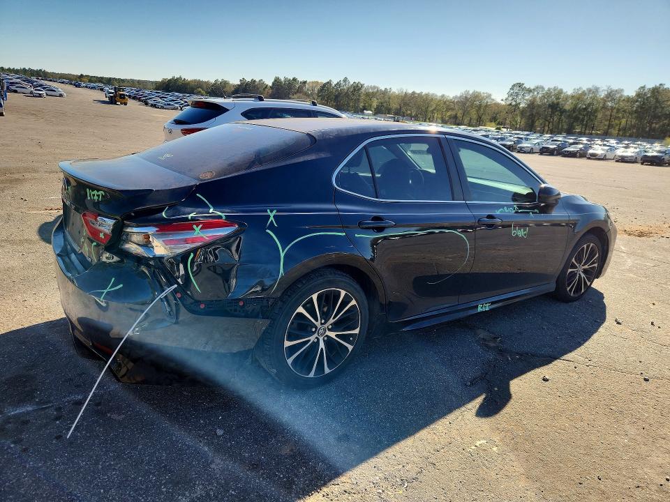 2018 Toyota Camry მანქანა იყიდება აუქციონზე, vin: 4T1B11HK7JU561884, აუქციონის ნომერი: 42074166