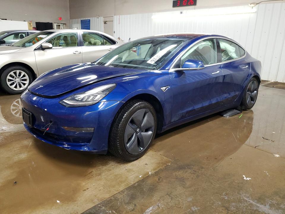 45647016 :رقم المزاد ، 5YJ3E1EB6JF064559 vin ، 2018 Tesla Model 3 مزاد بيع