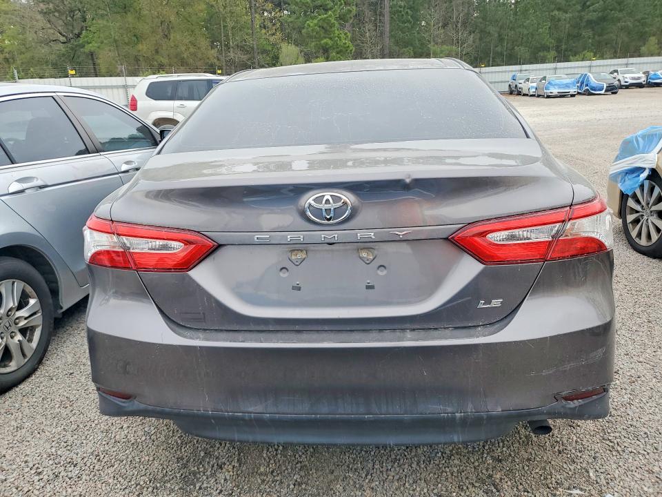 46679606 :رقم المزاد ، 4T1B11HK1JU627409 vin ، 2018 Toyota Camry مزاد بيع