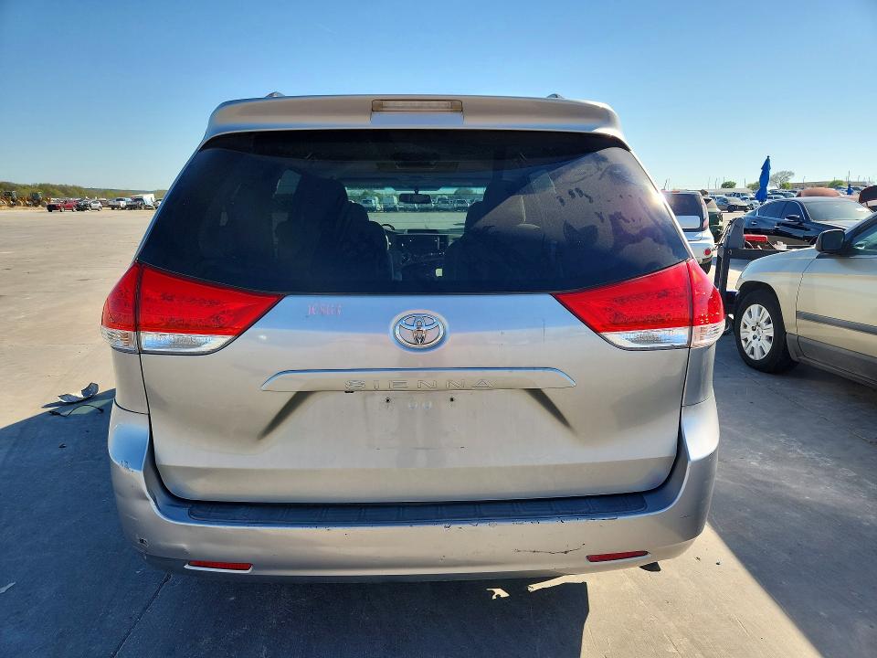 47235616 :رقم المزاد ، 5TDKK3DC8CS264254 vin ، 2012 Toyota Sienna مزاد بيع