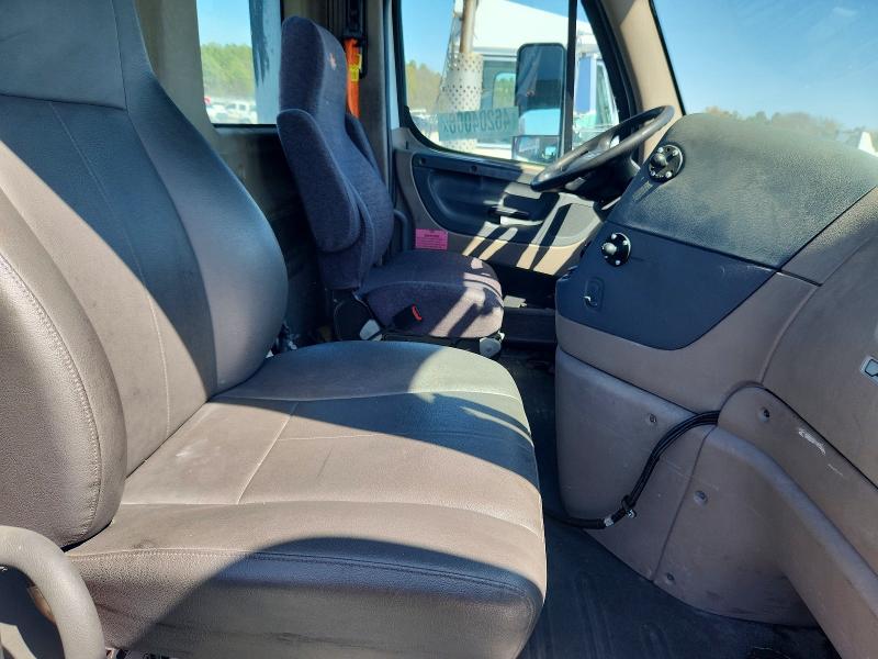 46204006 :رقم المزاد ، 1FUBGEDV0ELFT4298 vin ، 2014 Freightliner Cascadia مزاد بيع