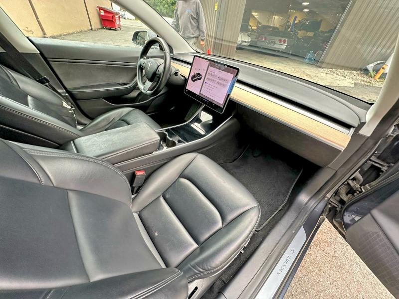 42063476 :رقم المزاد ، 5YJ3E1EB1JF119421 vin ، 2018 Tesla Model 3 مزاد بيع
