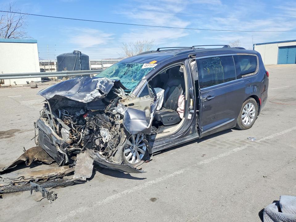 45491636 :رقم المزاد ، 2C4RC1BG5HR642665 vin ، 2017 Chrysler Pacifica مزاد بيع