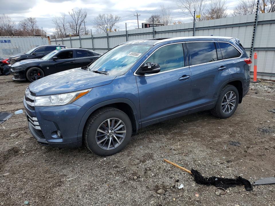 Продаж на аукціоні авто 2018 Toyota Highlander, vin: 5TDJZRFH8JS812589, номер лоту: 45930566