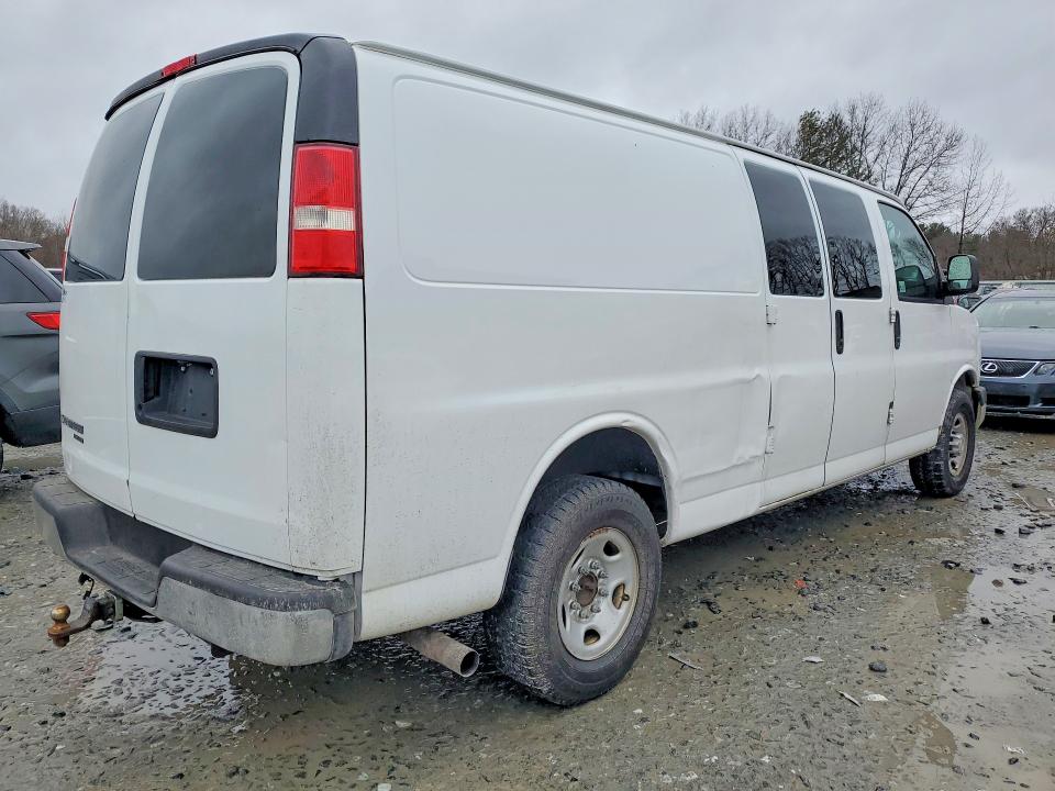 46351626 :رقم المزاد ، 1GCWGGCFXF1234633 vin ، 2015 Chev Express G2500 مزاد بيع