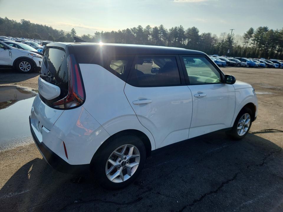 Продажа на аукционе авто 2024 Kia Soul, vin: KNDJ23AU5R7225889, номер лота: 41948376