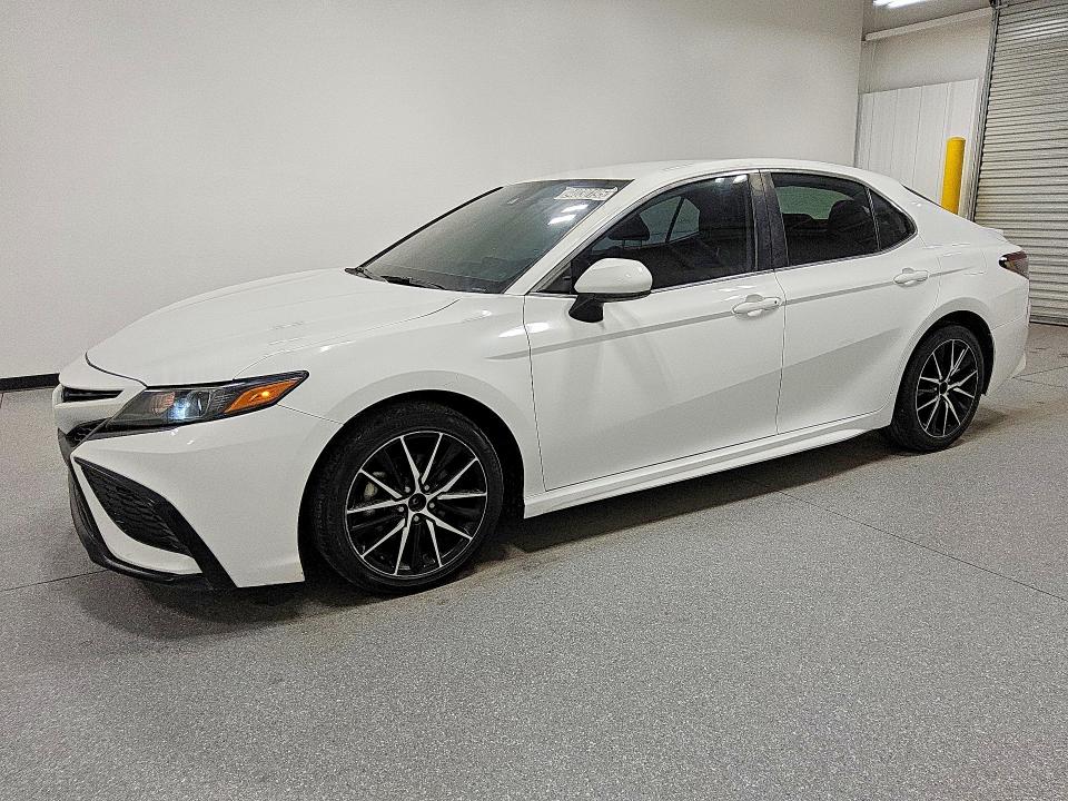 94030195 :رقم المزاد ، 4T1G11AKXMU429951 vin ، 2021 Toyota Camry مزاد بيع