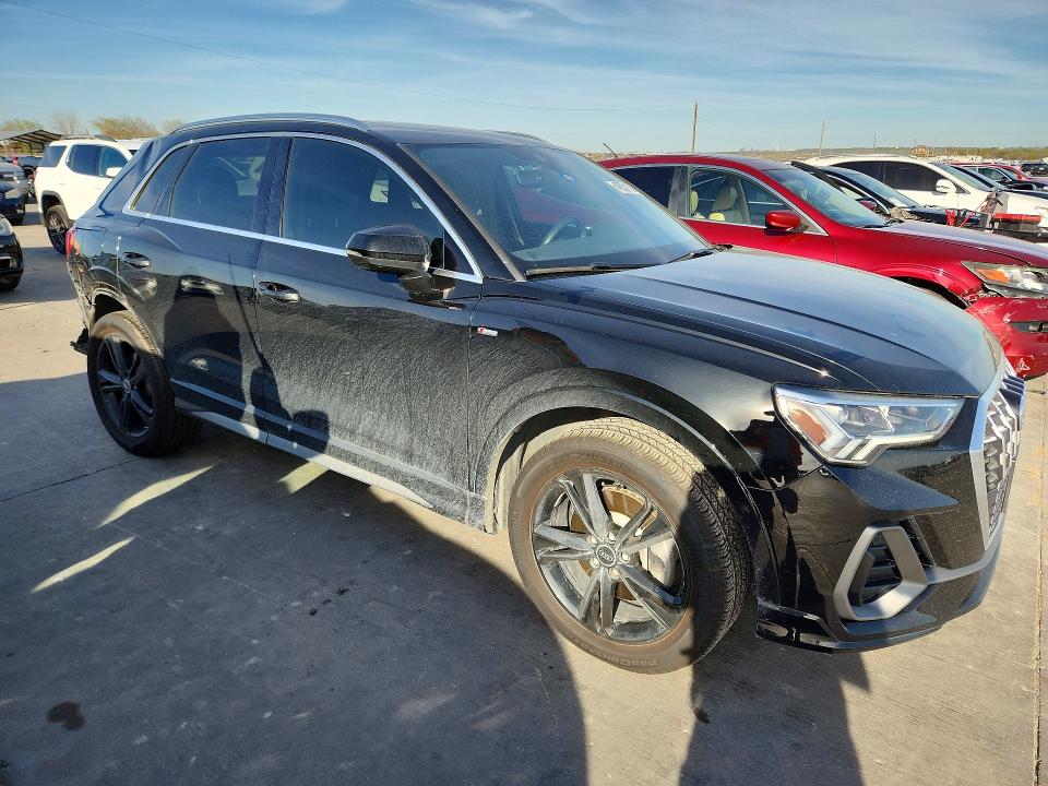 46551126 :رقم المزاد ، WA1EECF32M1050502 vin ، 2021 Audi Q3 مزاد بيع