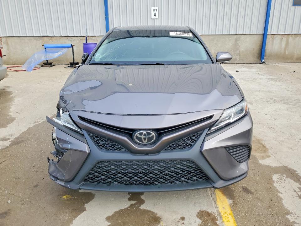 46358276 :رقم المزاد ، 4T1B11HK2JU141840 vin ، 2018 Toyota Camry مزاد بيع
