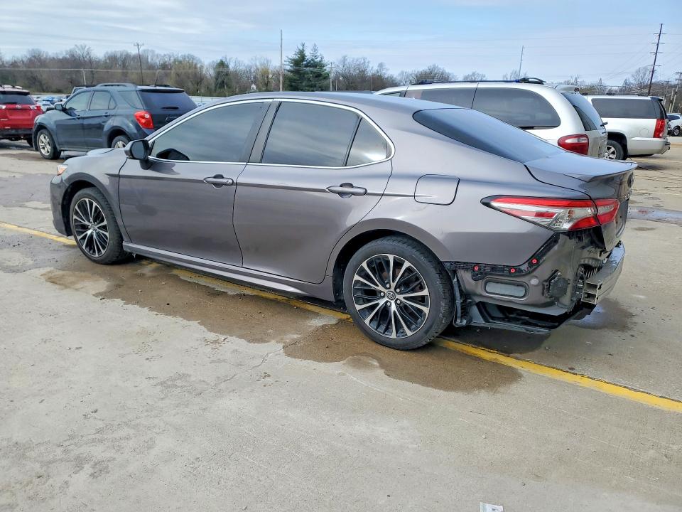 46358276 :رقم المزاد ، 4T1B11HK2JU141840 vin ، 2018 Toyota Camry مزاد بيع