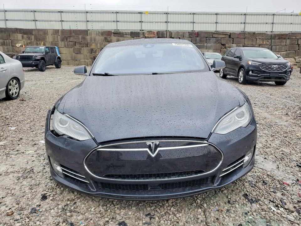 79807595 :رقم المزاد ، 5YJSA1H27FFP79165 vin ، 2015 Tesla Model S مزاد بيع