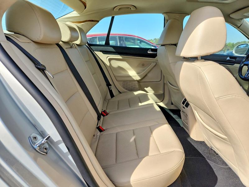 75374285 :رقم المزاد ، 3VWRX7AJ6AM058323 vin ، 2010 Volkswagen Jetta مزاد بيع
